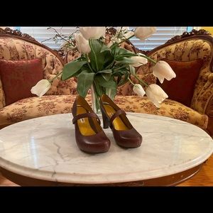 TSUBO brown heels size 8 M barely worn